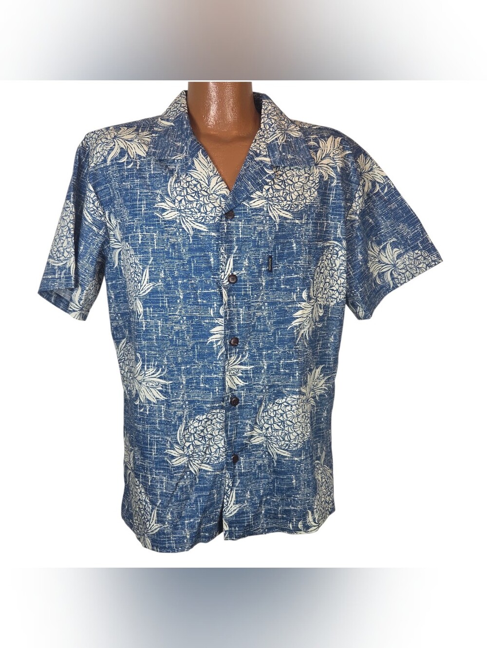 Men's Blue Pineapple-Print Short Sleeve Button-Down Shirt. Size L